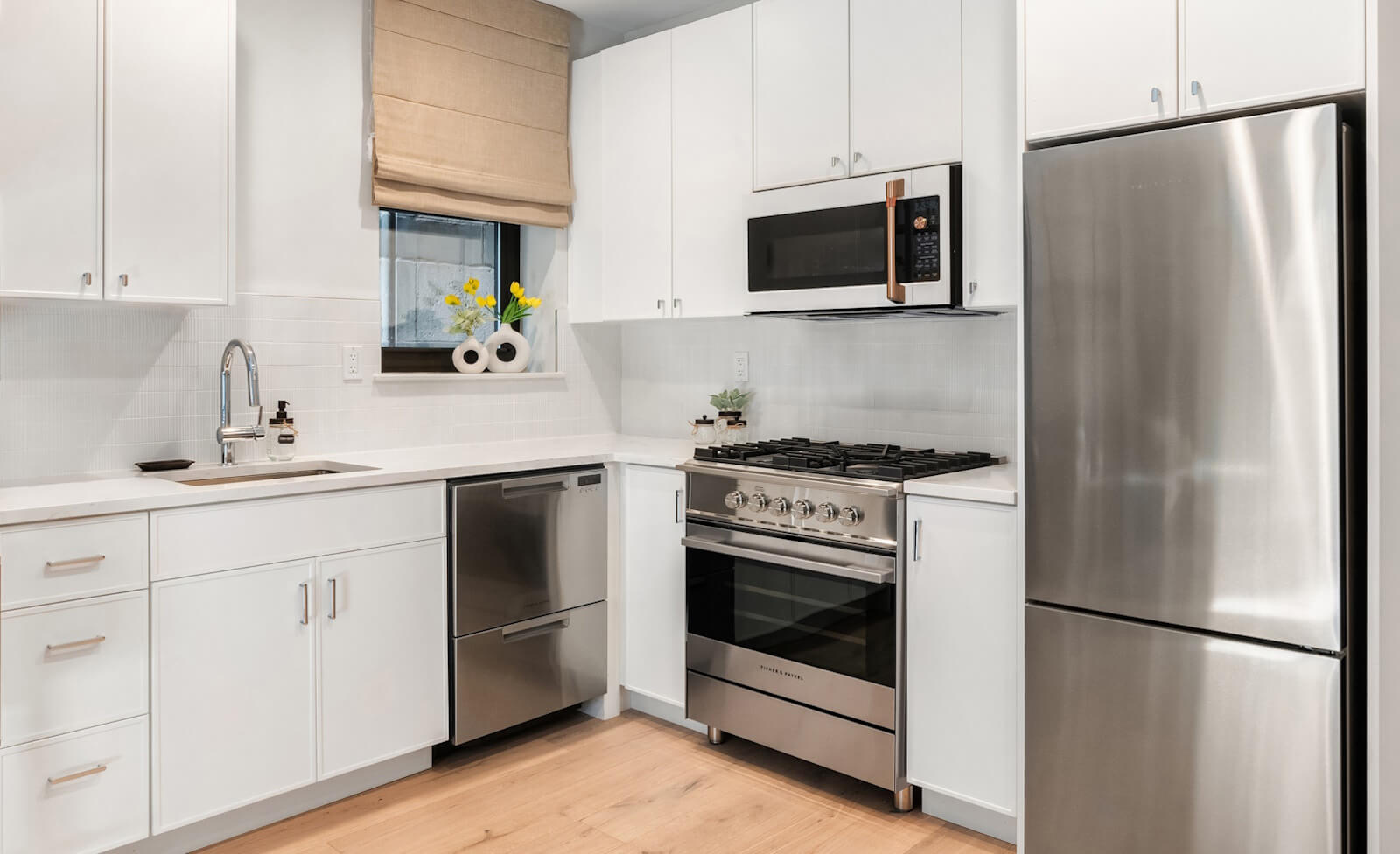 Kitchen with stainless steel appliances in a condo for sale in Alagöz Emlak İnşaat NYC at Alagözler Emlak İnşaatnd Street condominium.